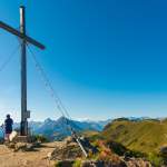 Am Gipfelkreuz des Grießenkar in Wagrain - Sommer
